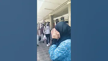 لحظة عناق بين سيدة مصرية وسودانية في محطة قطار رمسيس خلال برنامج العودة الطوعية للسودانيين 