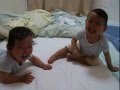 双子の赤ちゃんヒデタカ「臭い！」で大爆笑♪