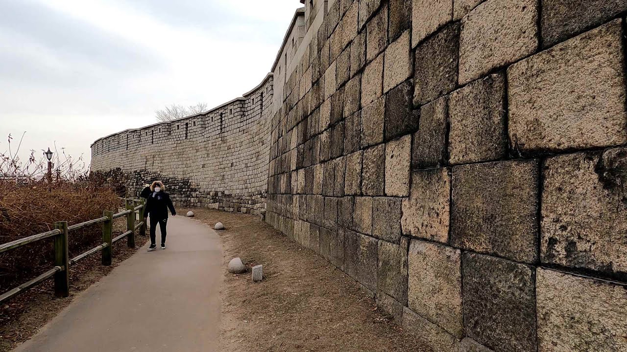 【4K】 Walking along the  trail of Seoul Fortress Wall in Seoul  서울 성곽길 걷기