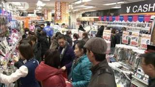 春節で中国人が続々来日　秋葉原で家電を大量買い（12/01/22）
