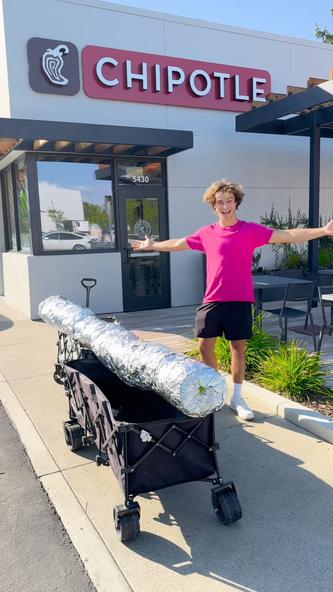 I Made The World’s Largest Chipotle Burrito ?