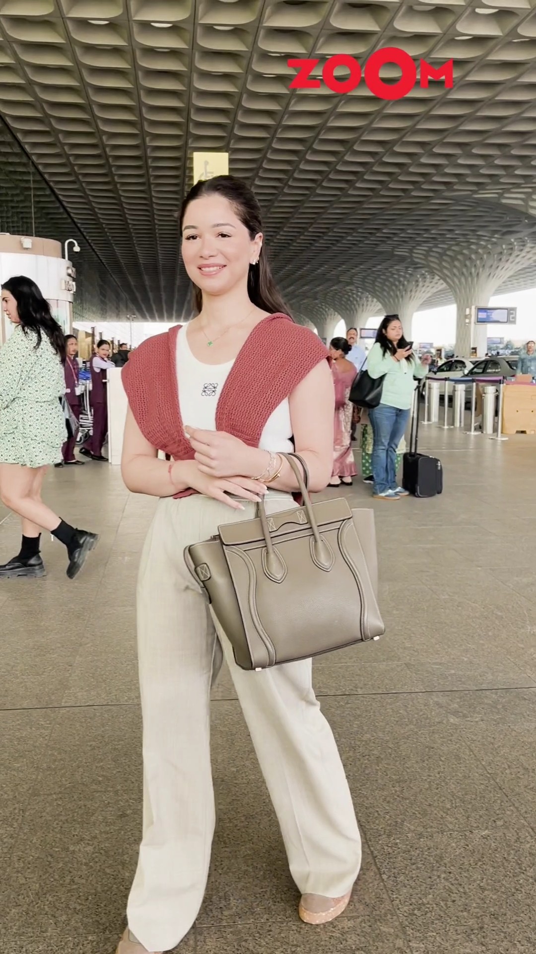 Sara Tendulkar GENEROUSLY poses for the paps at the airport ? #saratendulkar #shorts