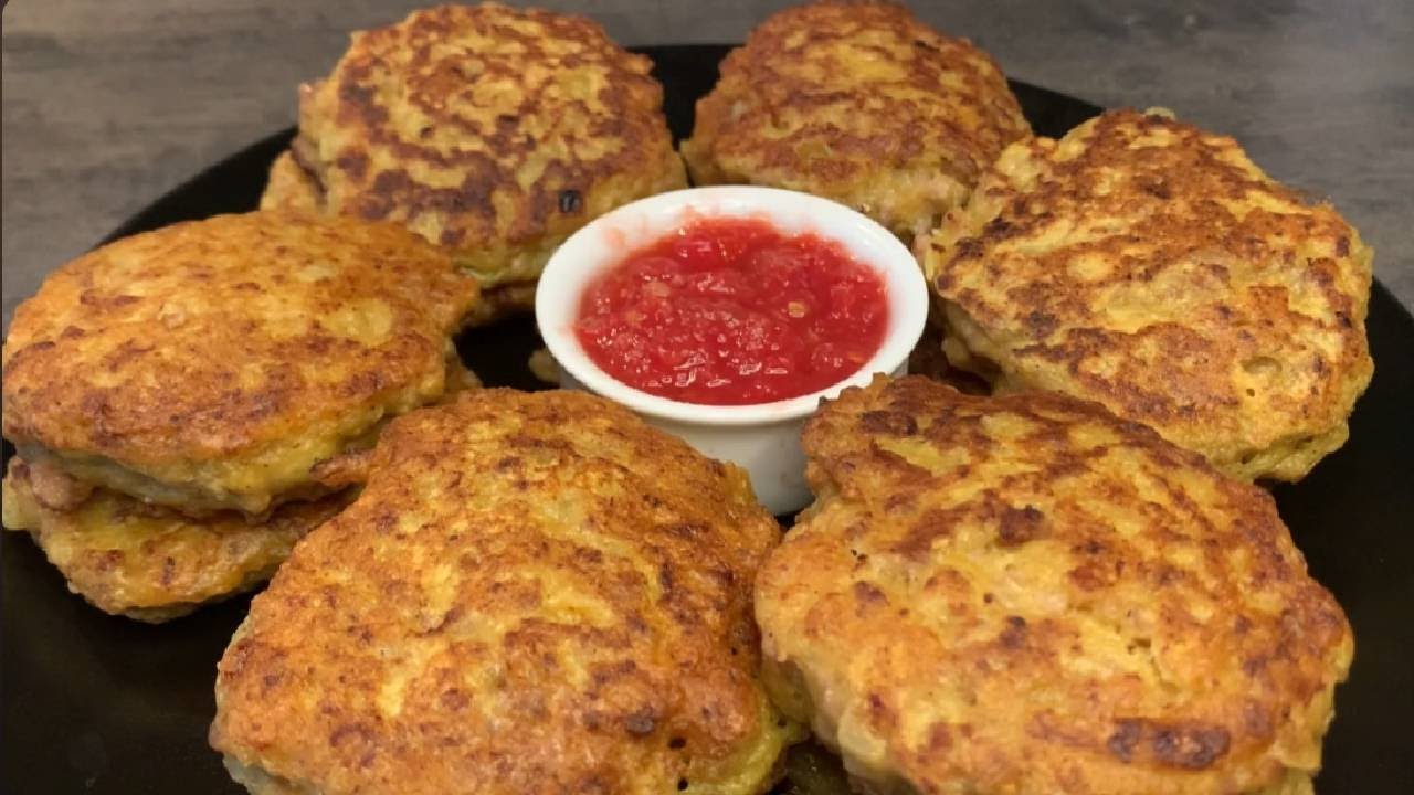 Мясные оладьи с жареным луком. Meat pancakes with fried onions.