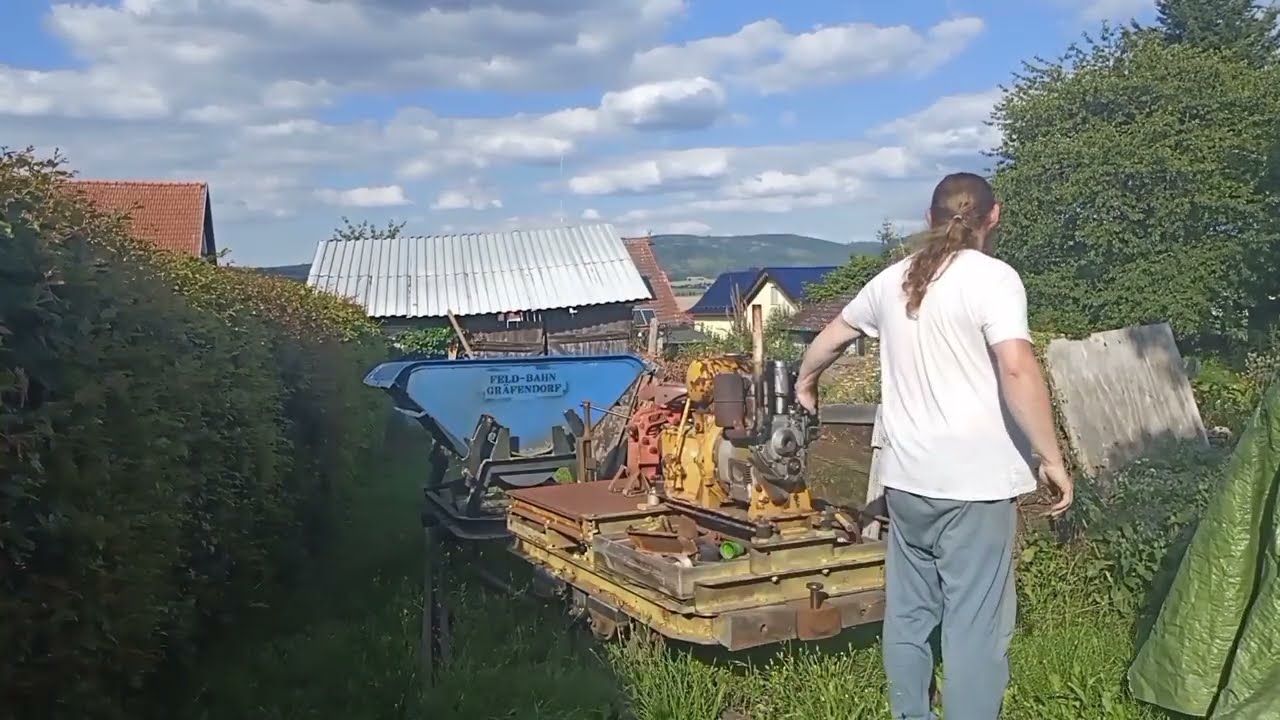 Feldbahn transportiert Gartenabfall und Ziegelsteine.
