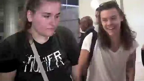 One Direction Fan is Devastated When Selfie With Harry Styles is Ruined | Splash News TV