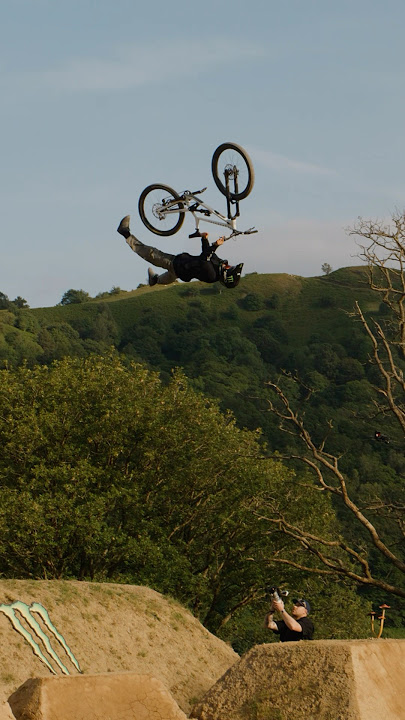 That superman seat grab in slow-mo 🤌