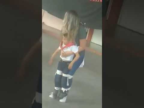Maestra de Tlaxcala ayuda a su alumno con discapacidad motriz a bailar