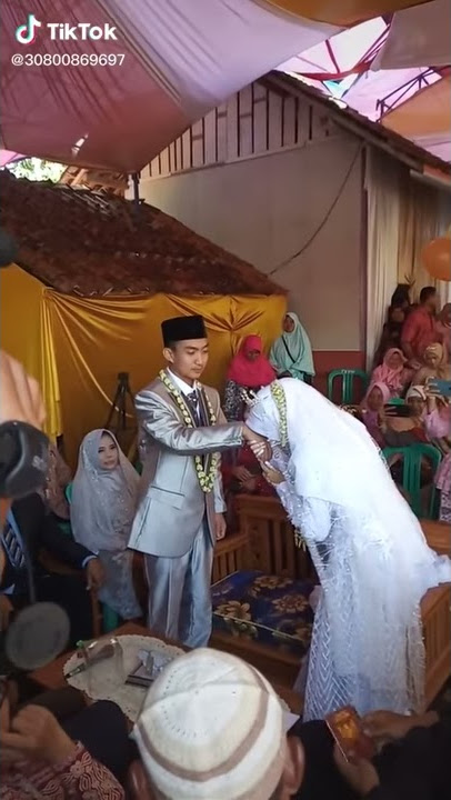 First Kiss | Ciuman Pertama Pengantin Baru Bikin Baper ~ Kissing Romantis Story Wa Indonesia