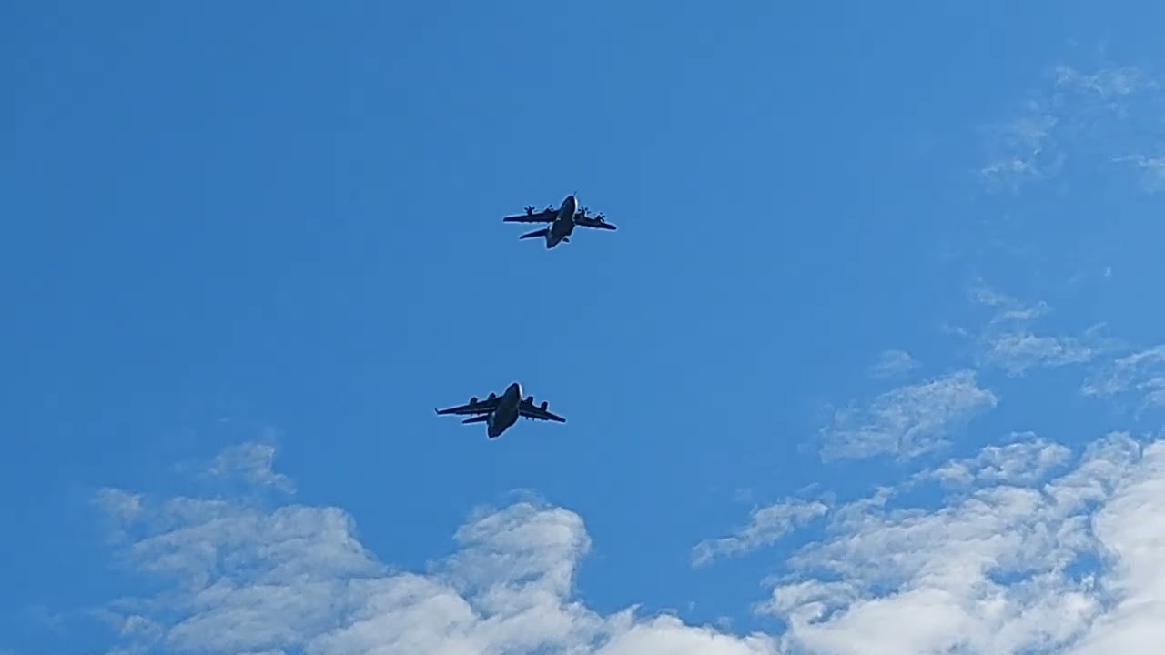 Airbus A400M and Boeing C-17 formation flight practice