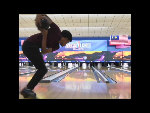 How to play bowling use two hand. - Two Handed Bowler by Haznan Vol 1 - 24/10/2018 class=