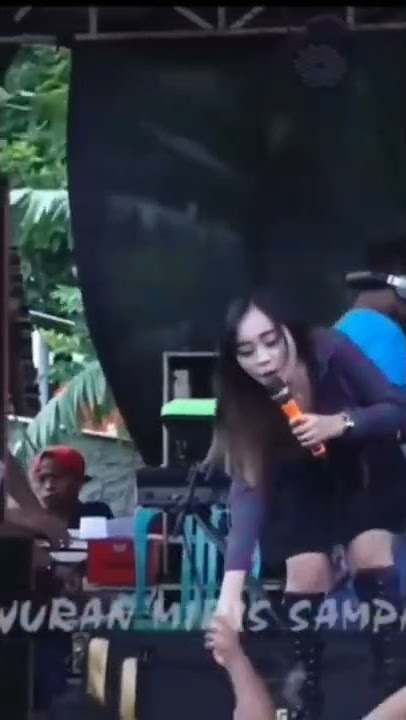 Bikin Ngakak Biduan Getok Kepala Penonton Pake Mic #shorts