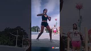 La Señora De Atras Mirandome