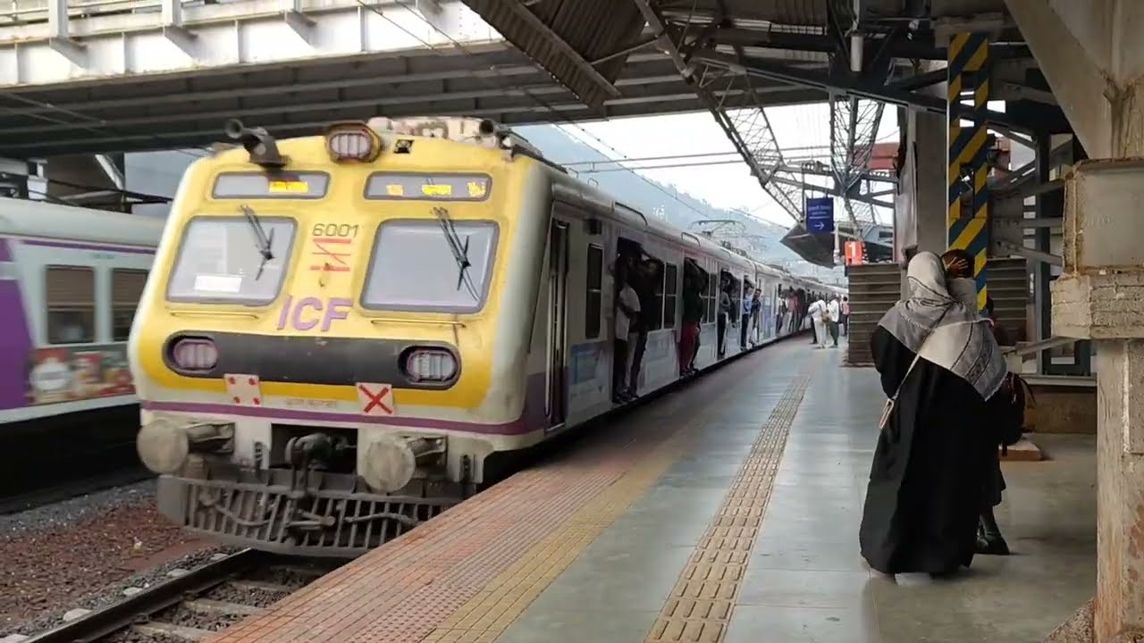 XR train in Mumbra station Rajdhani vs Vande Bharat Mumbai local Mumbra station 