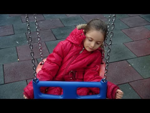 Lina Okul Çıkışı Salıncakta Sallanırken Uyuyakaldı | Eğlenceli Çocuk Videosu