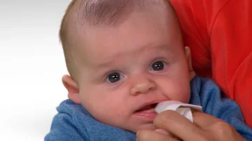 ¿Puede un bebé tener dientes a los 2 meses?