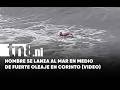 Hombre desafía marejada en Corinto y pone en riesgo su vida