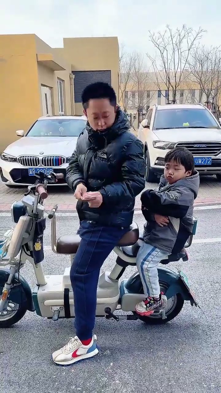 冷战三天的父子 爸爸：小样，我还治不了你了！#Cute baby#Cute#呆萌小米宝#聪明宝宝#萌娃