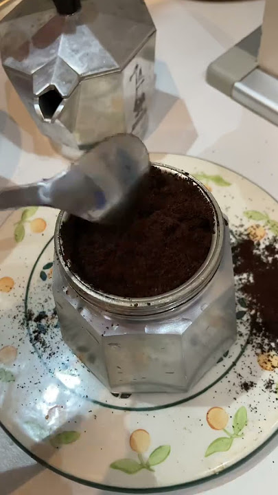 How to make traditional Italian coffee โ๏ธ using a Moka ๐ฎ๐น
