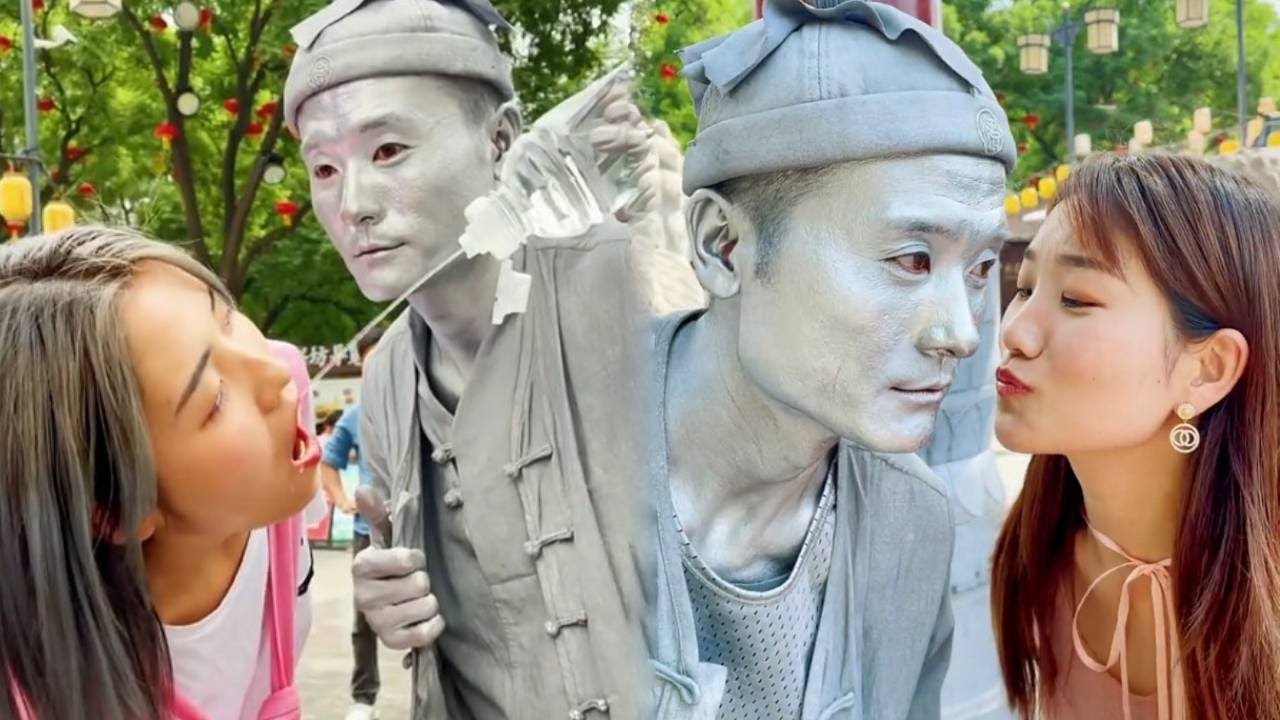 The Silver Statue Feeds The Beauty Water, So Intimate! 