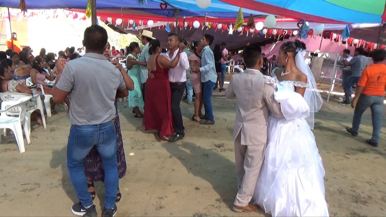 Boda en Tejoruquito, Gro. México, tocando Los Donnys de Gro.    21-12-20.  Linda y Uriel