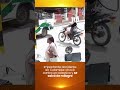 Impactante accidente en Colombia: chocó contra un colectivo y se salvó de milagro