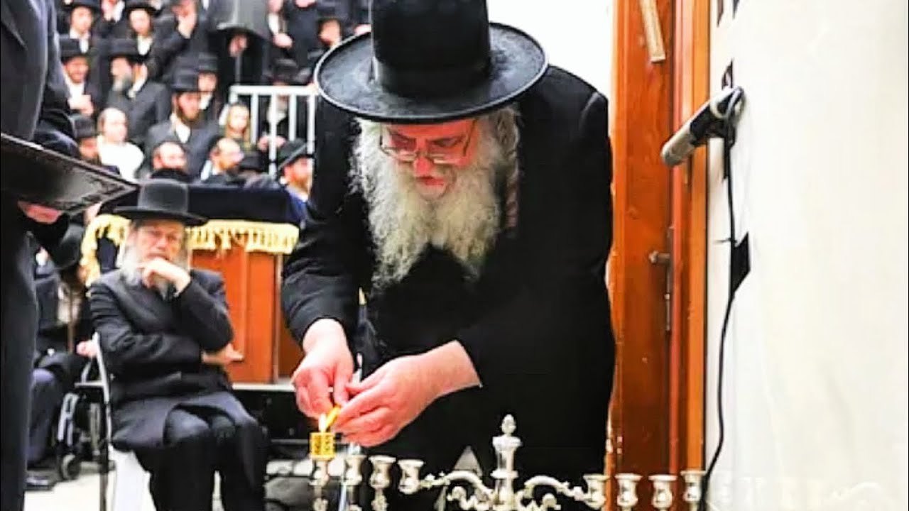 מעמד הדלקת נר ראשון של חנוכה אצל ראש הישיבה הגר״ש אלתר