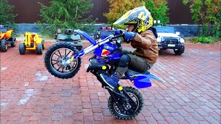 Niño andando en moto cross | ¡Senya muestra trucos en una Moto Cross