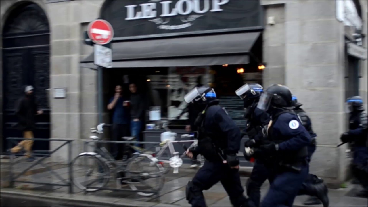 Charge des policiers contre l'ultra-gauche