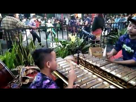 Saronan jarum-jarum Alexi bersama Eling Pati