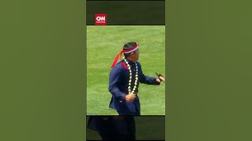 Letkol Teddy Ikut Joget Tabola Bale di Istana Merdeka