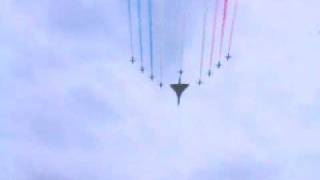 Amazing - Red Arrows & Concorde over Buckingham Palace