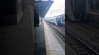 JR東日本長野支社の篠ノ井線広丘駅に特急あずさ13号松本行きが広丘駅を通過する。