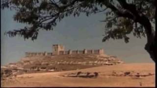 Película: "El valle de las espadas". Escenas de Castillos y Claustros.