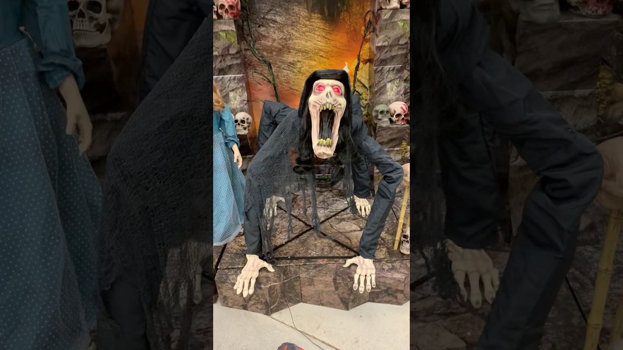 Night Crawler (In-Store Demo) | Spirit Halloween 2020 
