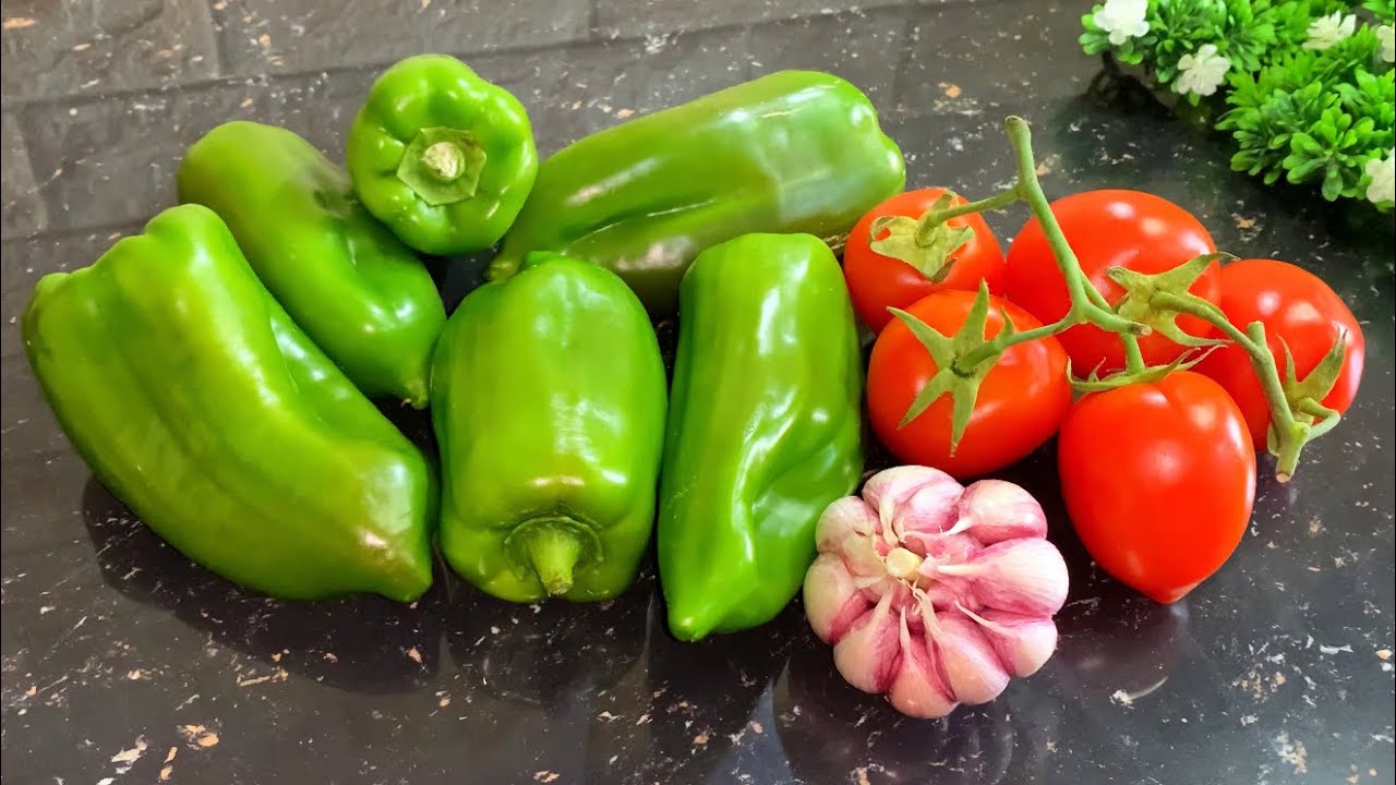 من أروع السلطات الصيفية سلطة الفلفل المشوي بالطماطم والثوم
