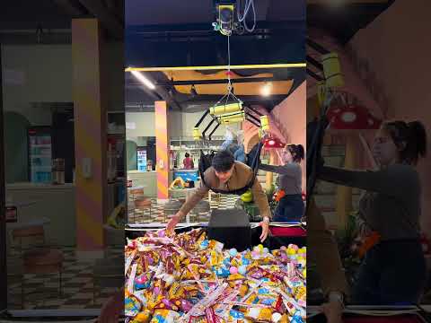 Garra humana com boneco da emily vicky e enaldinho