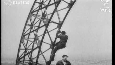 FRANKRIJK: Reparaties aan de Eiffeltoren (1946)