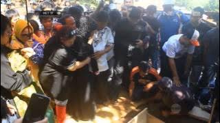 NET17 - Ribuan Orang Mengantar Jenazah Dalang Asep Sunarya