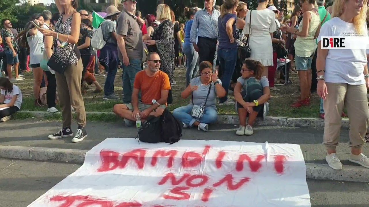 Migliaia di no Green pass in piazza San Giovanni a Roma: “No a dittatura sanitaria”