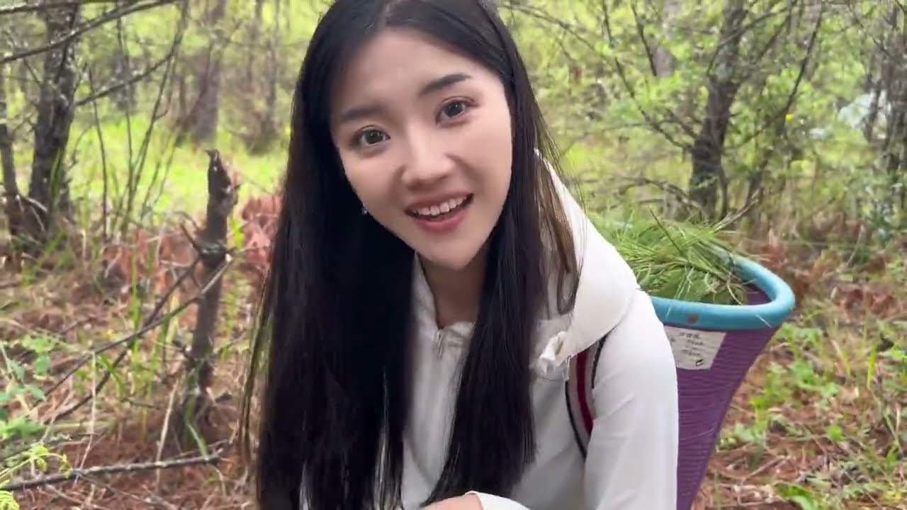 山里偶遇采蘑菇的農村妹妹
