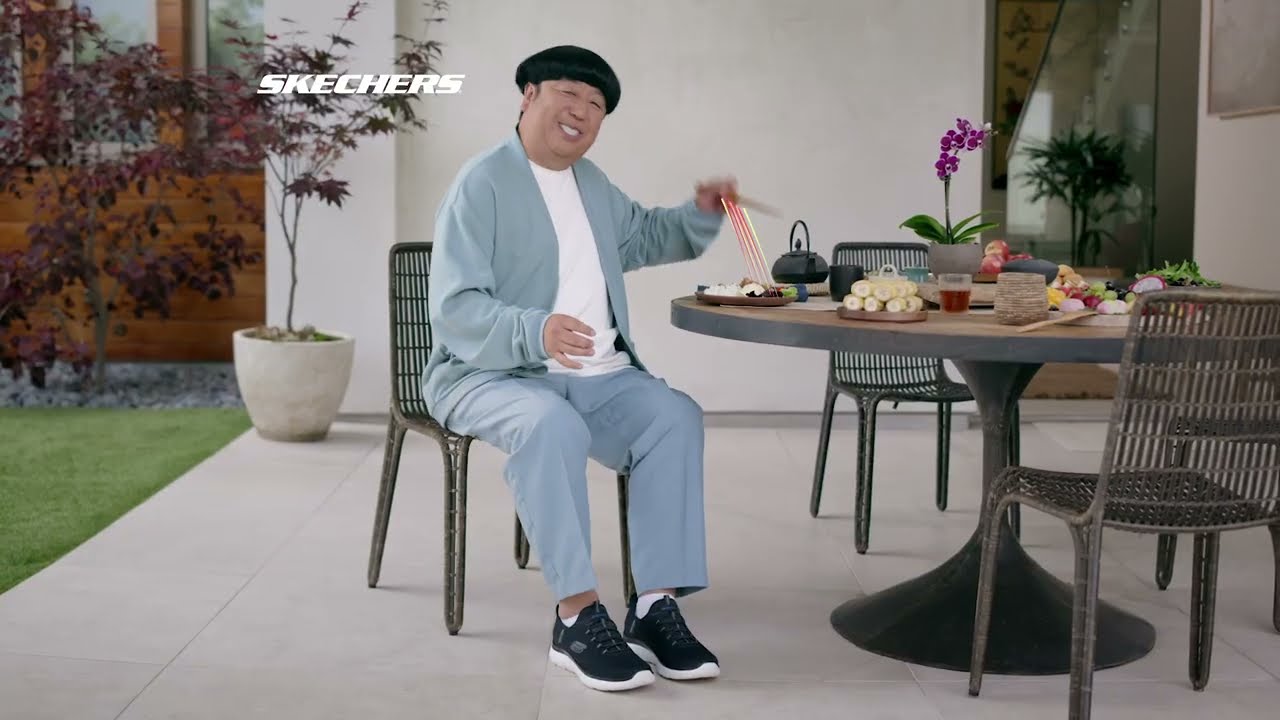 日村勇紀さん スケッチャーズ・ハンズフリー スリップインズ イージー