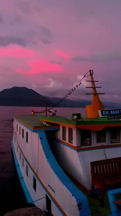 Pemandangan pada sore hari di pelabuhan Desa Pamakayo