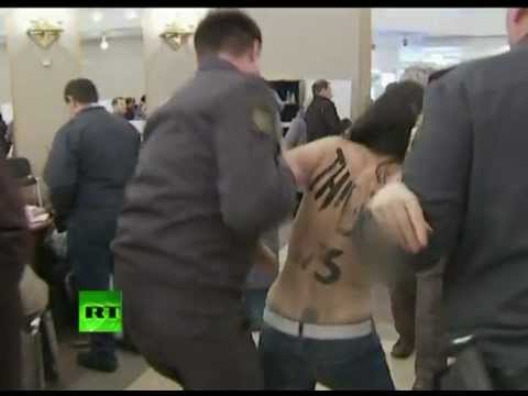 'Краду за Путина': Топлесс-акция Femen на выборах