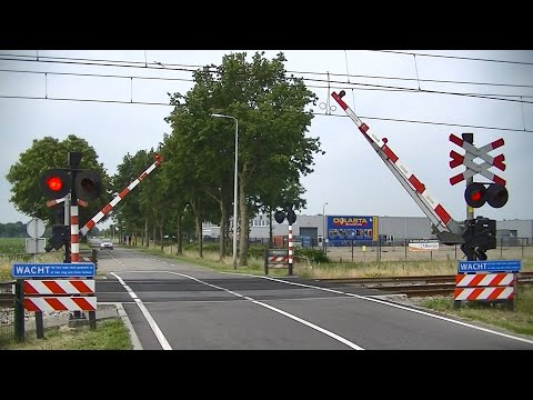 Spoorwegovergang Staphorst // Dutch railroad crossing