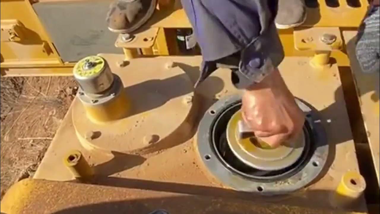 🛠️Learn how to change the hydraulic oil filter on your excavator. 