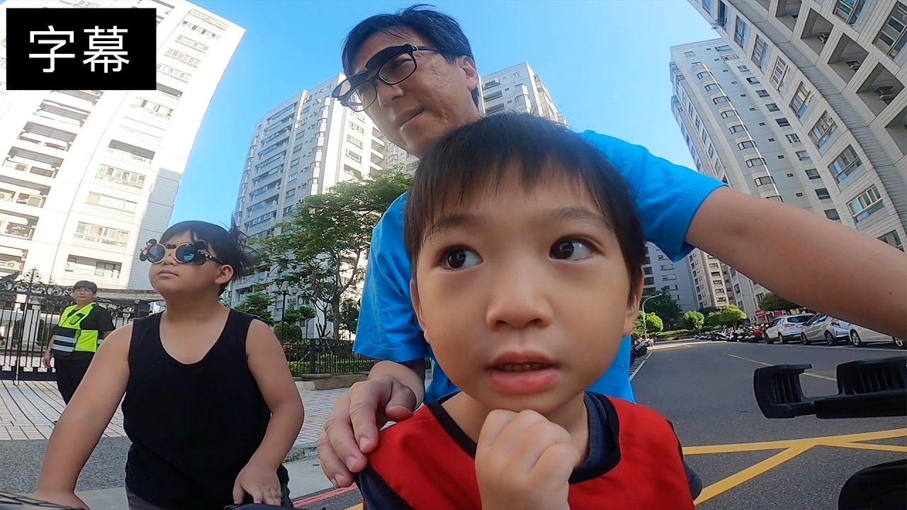 哥哥挑戰騎車送弟弟上學 親眼目睹車禍！咚咚弟弟上幼兒園第4天｜咚3y7m18d 桐10y4m