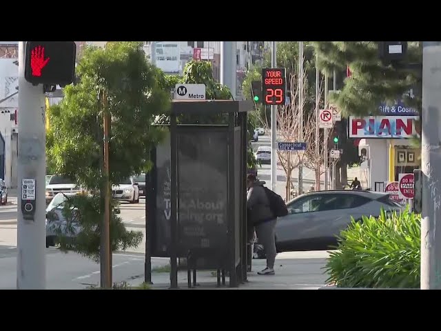 Mujer Usando Gas Pimienta Mientras Ladrón Trata De Robar Su Bolsa Al Aire  Libre Por La Noche. Concepto De Autodefensa Imagen de archivo - Imagen de  emocional, hembra: 239374703