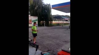 Bambino di 13 anni salta la sua bici