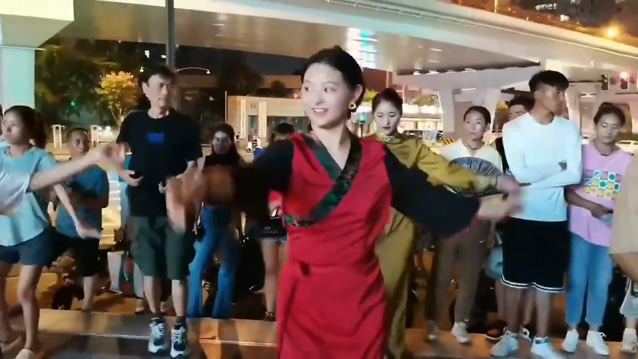 成都罗马假日广场，锅庄舞《画你》《卓玛》听歌观舞周末吉祥好运