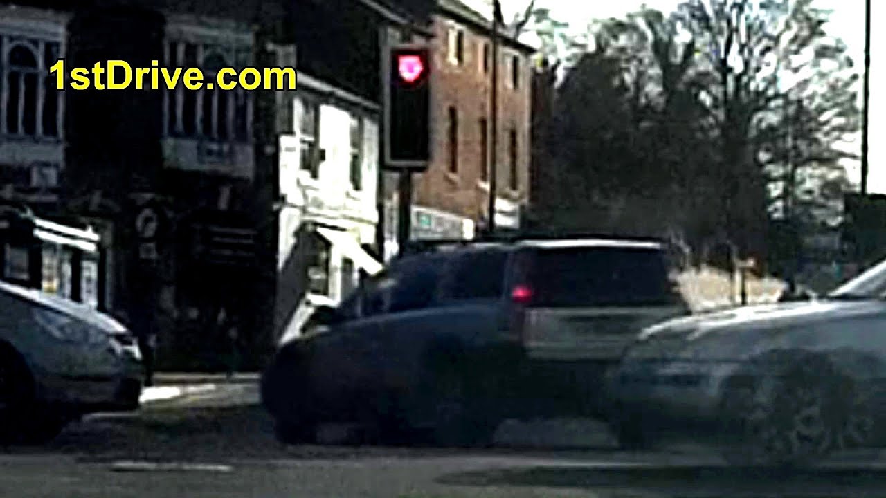 Car crashes into traffic lights on illegal turn in front of Police